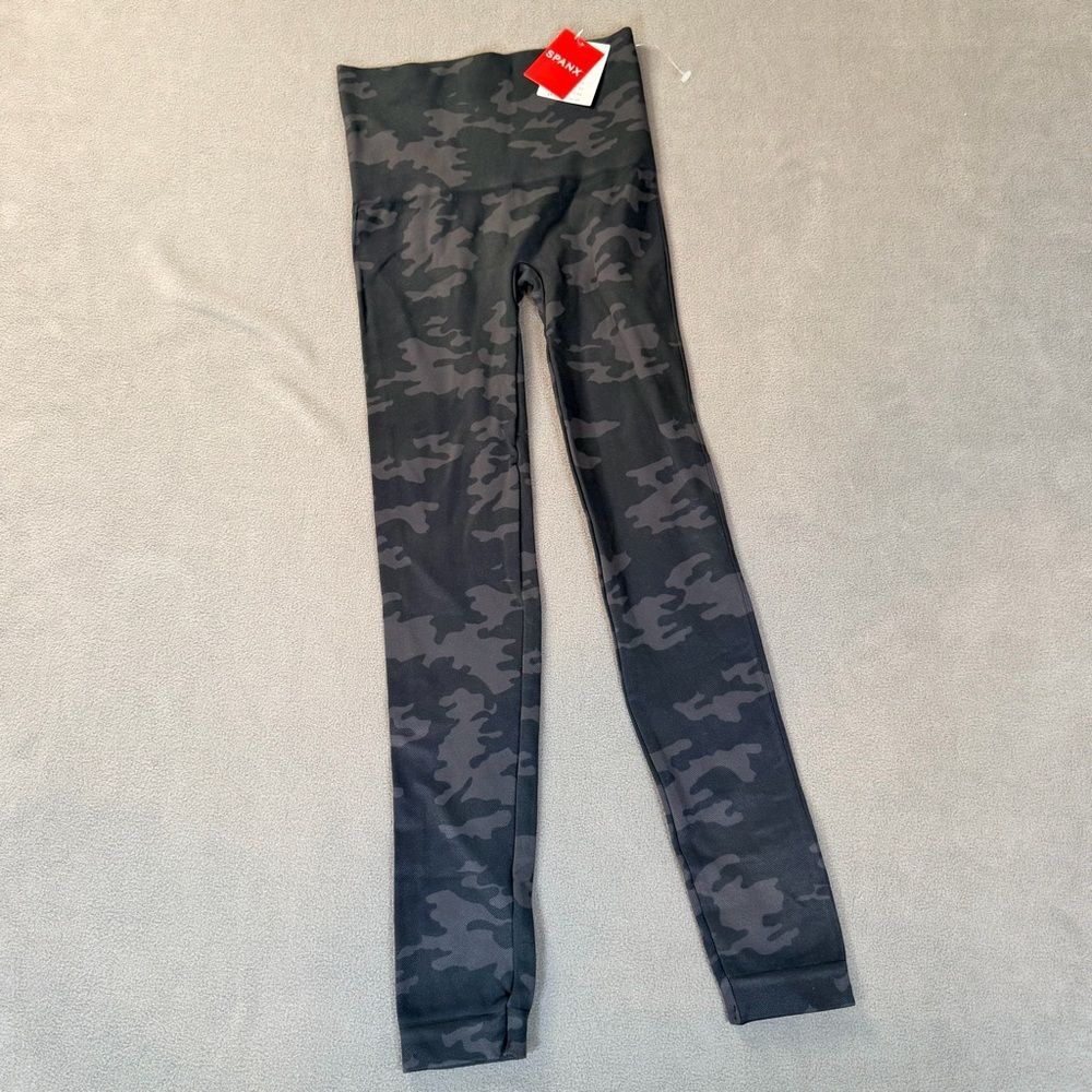 Spanx Ecocare Black Camo Seamless Leggings- Look At Me Now- Small - NWT
